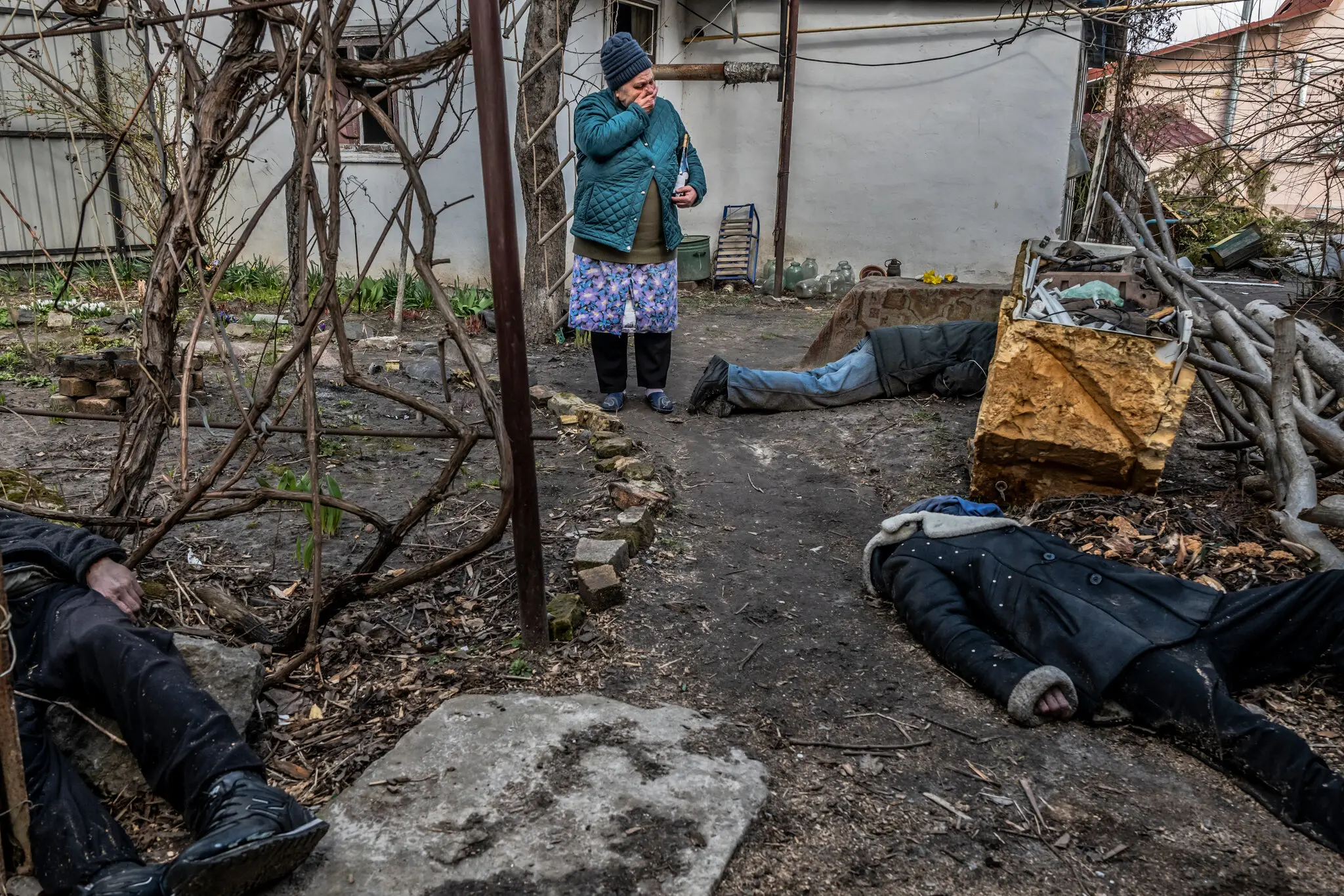 72-річна Тетяна Петрівна в саду будинку в Бучі, де 4 квітня лежали тіла трьох мирних жителів